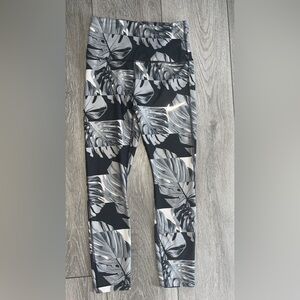 Nike Women’s Size XS Athletic Capri Pants Dri Fit Black Gray High Rise